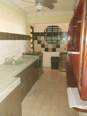 Private kitchen - Beautiful 4 bedroom house with A/C, TV, internet and 4 individual bathrooms. (Mérida)