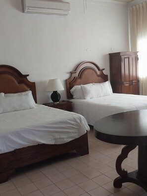 4 bedrooms, iron/ironing board, WiFi, bed sheets - Beautiful 4 bedroom house with A/C, TV, internet and 4 individual bathrooms. (Mérida)