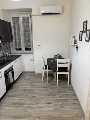 Microwave, oven, stovetop, dishwasher - Delpozzo16 Nice and comfortable apartment within walking distance bus stop (Trieste)