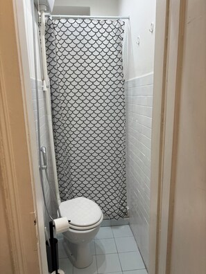 Hair dryer, towels, soap, toilet paper - Delpozzo16 Nice and comfortable apartment within walking distance bus stop (Trieste)