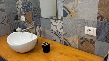 SĂšche-cheveux, serviettes fournies, savon, papier toilette