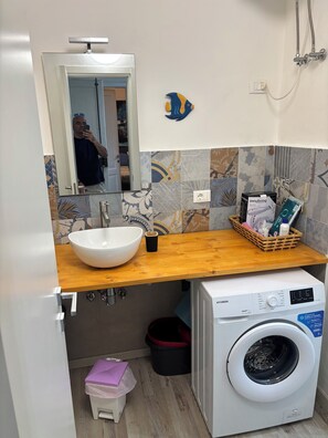 Hair dryer, towels, soap, toilet paper - Delpozzo16 Nice and comfortable apartment within walking distance bus stop (Trieste)