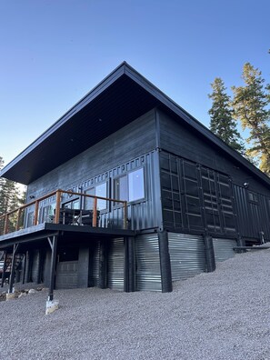 Exterior - Luxury 2 bedroom Container Cabin with a view in Duck Creek, Utah. (Duck Creek Village)
