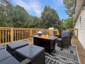 Terrace/patio - King beds, pet friendly, fenced in yard, with a pool! (Beckley)