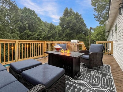 4-bedroom house in charming Beckley with AC, relaxing back porch, pet friendly