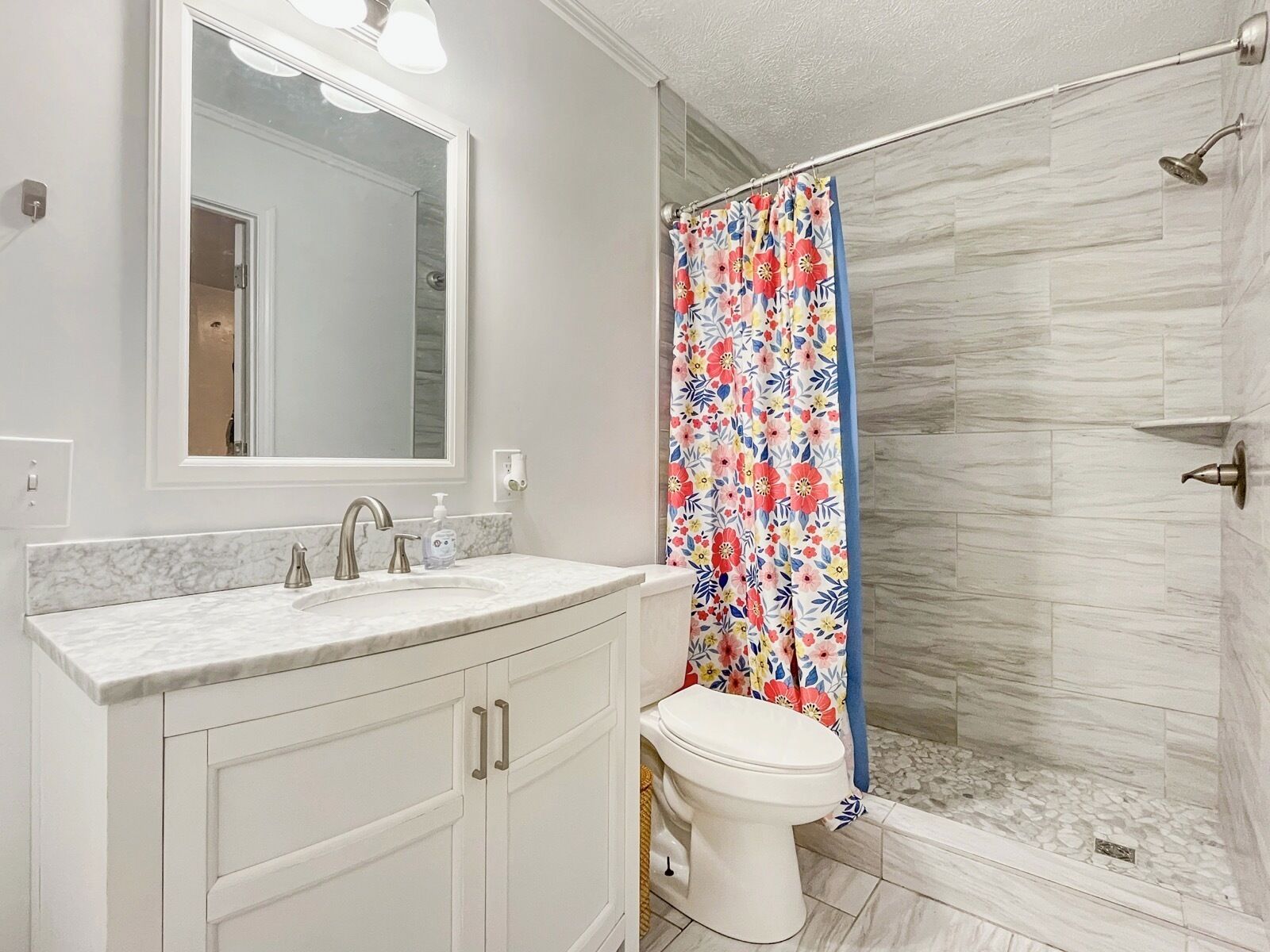 Een douche, handdoeken, zeep, toiletpapier