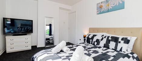 3 bedrooms, iron/ironing board, Internet, bed sheets