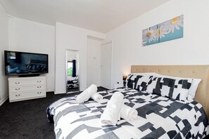 3 bedrooms, iron/ironing board, internet, bed sheets