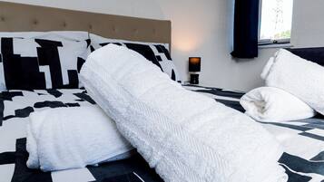 3 bedrooms, iron/ironing board, internet, bed sheets