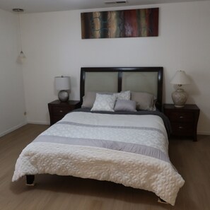 4 habitaciones, tabla de planchar con plancha, internet y ropa de cama 
