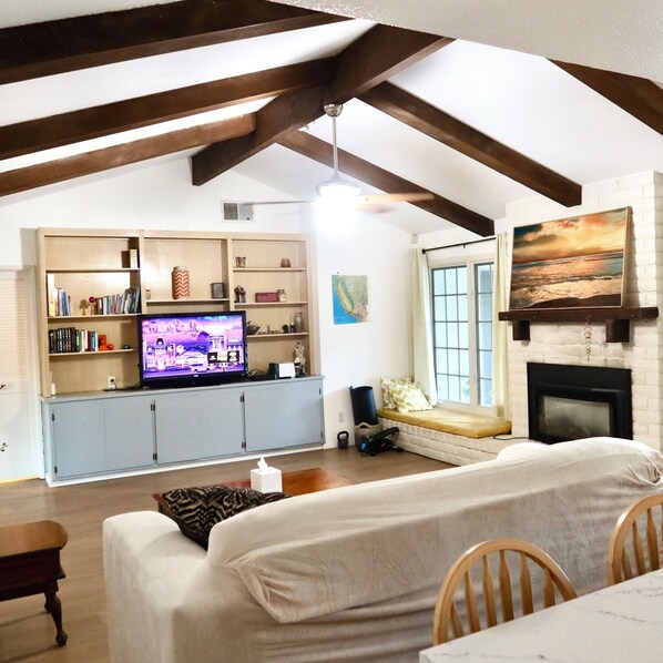 TV, fireplace - Blissful Escape in the Gateway to Yosemite (Merced)