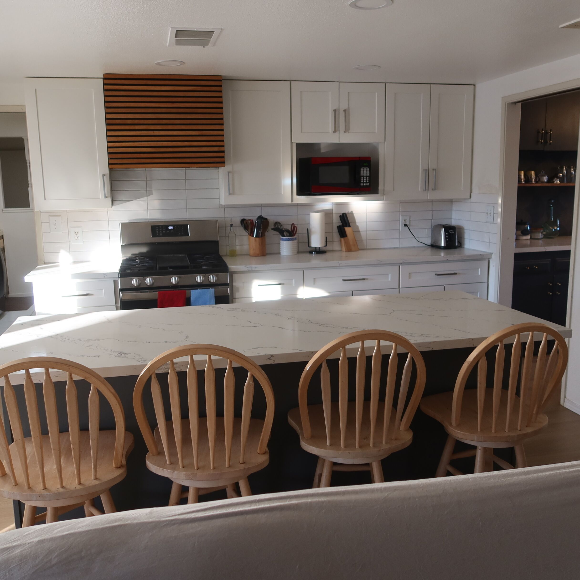 Een microgolfoven, een oven, een kookplaat, een vaatwasser