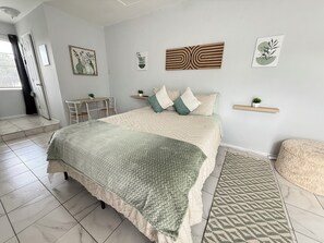 1 bedroom, bed sheets - Unique Studio Minutes From Disney & Universal (Kissimmee)