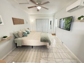 1 bedroom, bed sheets - Unique Studio Minutes From Disney & Universal (Kissimmee)