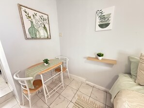 1 bedroom, bed sheets - Unique Studio Minutes From Disney & Universal (Kissimmee)