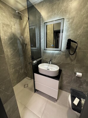 Articles de toilette gratuits, sèche-cheveux, chaussons