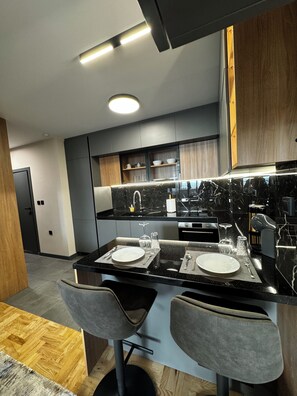 Een koelkast, een oven, een kookplaat, een vaatwasser