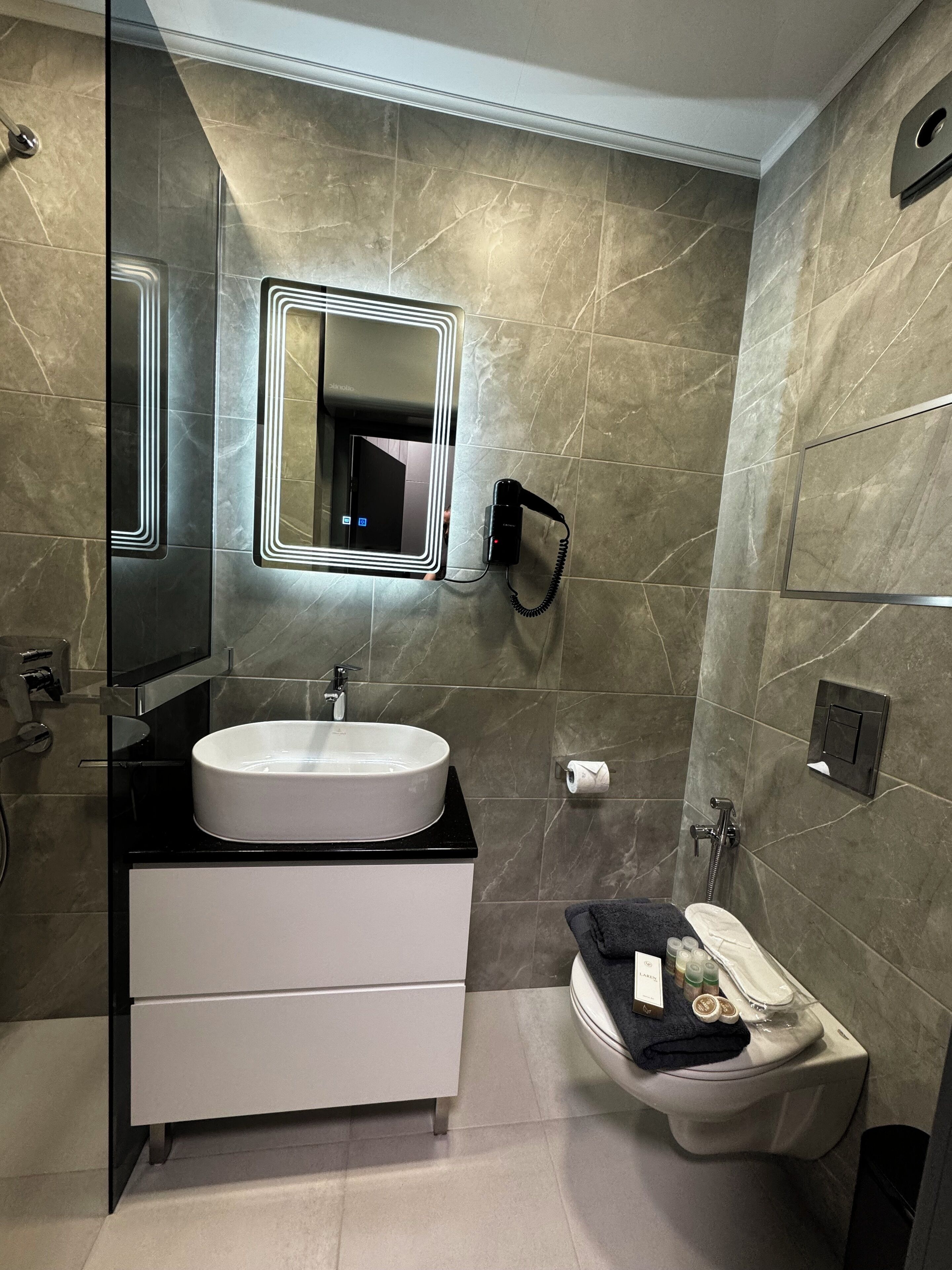 Amenidades de baño gratuitas, secadora de cabello, pantuflas, toallas 