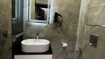 Amenidades de baño gratuitas, secadora de cabello, pantuflas, toallas