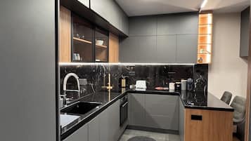 Fridge, oven, stovetop, dishwasher