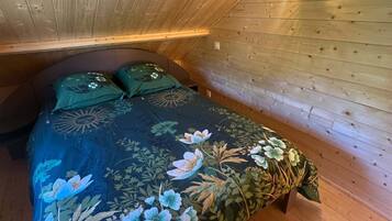 2 bedrooms, internet, bed sheets