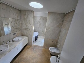 Bruser, hårtørrer, bidet, håndklæder