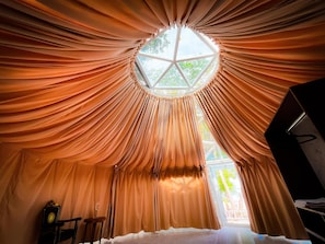 Quarto conforto, vista para a piscina | Ferros/tábuas de passar roupa, Wi-Fi de cortesia