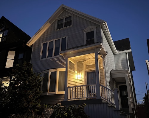 Milwaukee Riverview Flat, Skyline Views, near Downtown. Walk to Breweries!