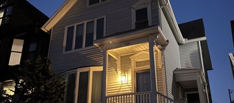 Milwaukee Riverview Flat, Skyline Views, near Downtown. Walk to Breweries!