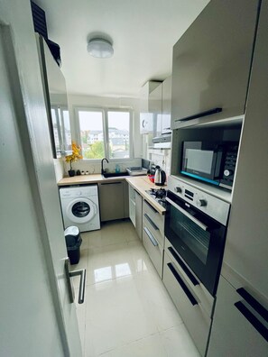 Microondas, horno, placa de cocina
