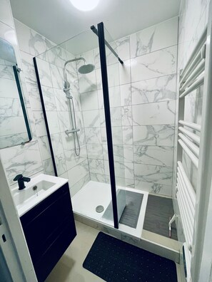 Douche, bidet, serviettes fournies, papier toilette