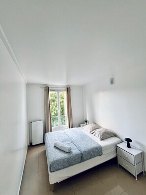 3 habitaciones, tabla de planchar con plancha, wifi y ropa de cama