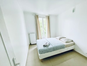 3 bedrooms, iron/ironing board, WiFi, bed sheets