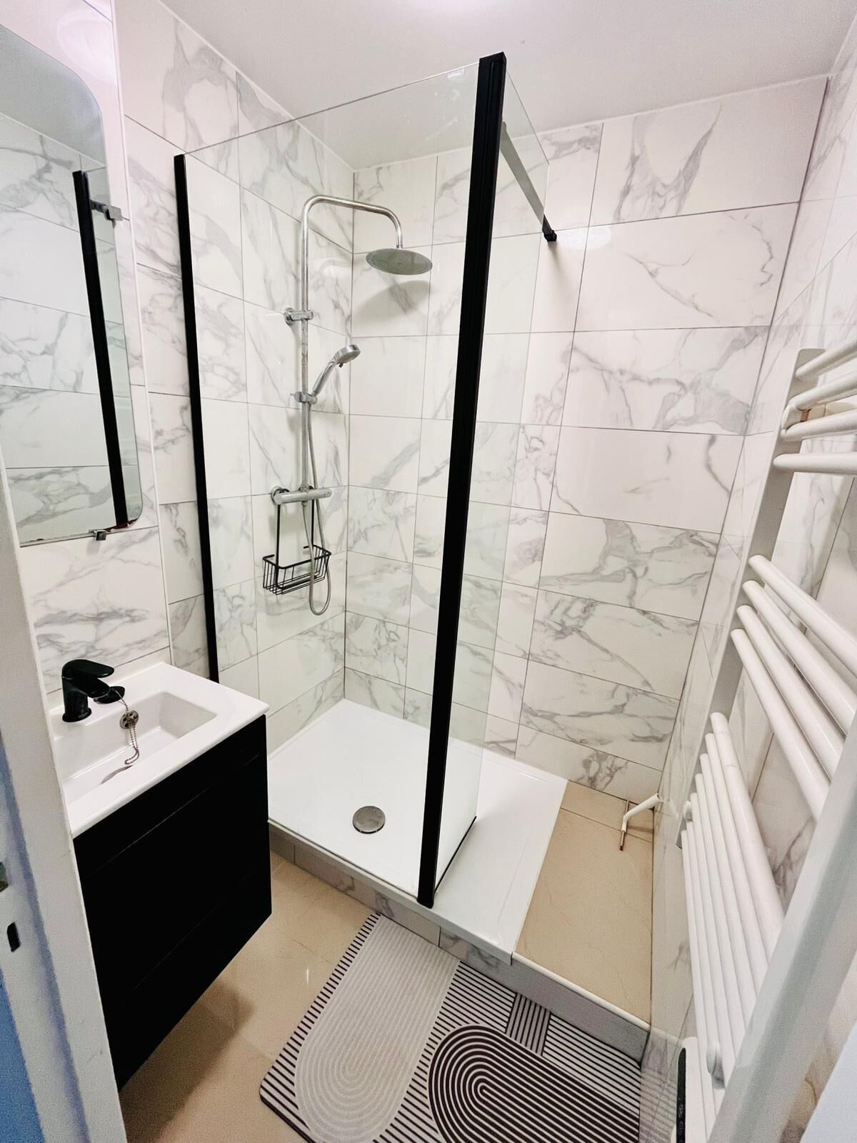 Bruser, bidet, håndklæder, Toiletpapir