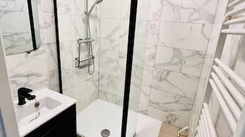 Shower, bidet, towels, toilet paper