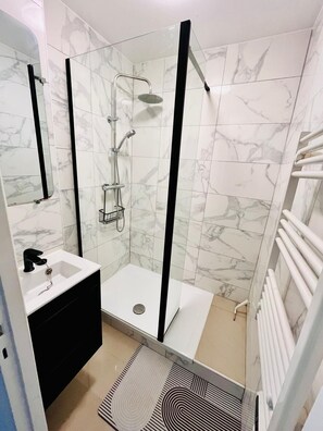 Ducha, bidet, toallas, papel higiénico