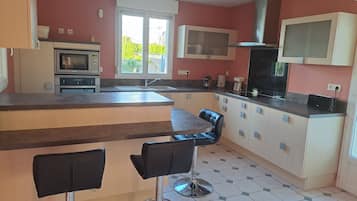 Coffee/tea maker, fridge, microwave, oven