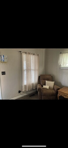 Charming 3-bedroom house with AC, storage, and convenient locating in Laurel