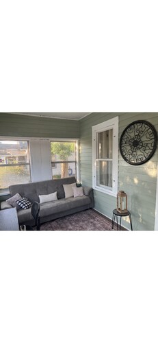 Charming 3-bedroom house with AC, storage, and convenient locating in Laurel