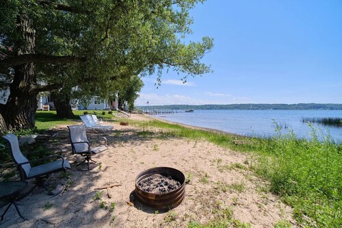 Private beachfront 1BR apt with sofa bed in Onekama