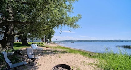 Private beachfront 1BR apt with sofa bed in Onekama