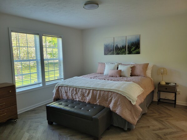 5 室のベッドルーム、旅行用ベビーベッド、WiFi (無料)、ベッドシーツ