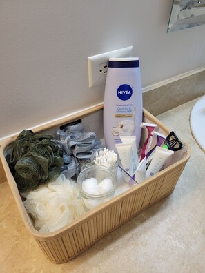 タオル、石鹸、トイレットペーパー