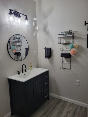 Toallas, jabón, papel de baño 