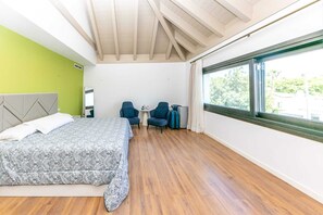 5 bedrooms, iron/ironing board, WiFi, bed sheets