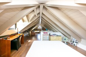 5 bedrooms, iron/ironing board, WiFi, bed sheets