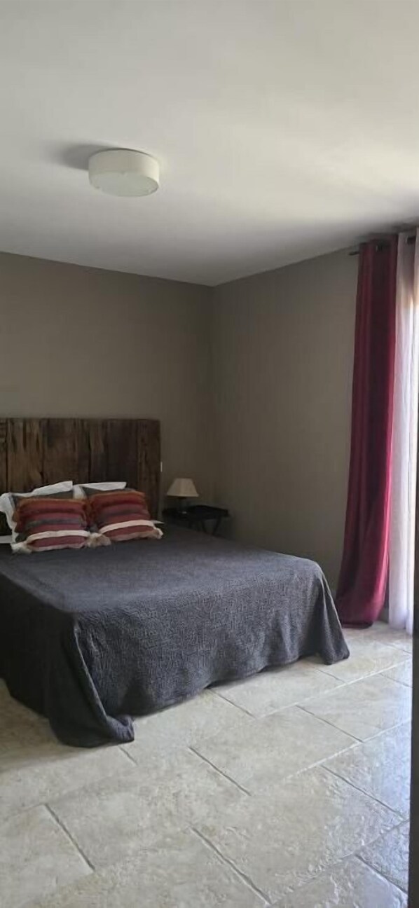 Escritorio, espacio para trabajar con laptop y cortinas blackout