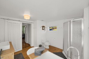 Hair dryer, towels, soap, shampoo - Unique Church House, Sleeps 8+, Games, Free Parking, 27min Penn State University (Spring Mills)