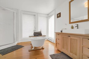 Hair dryer, towels, soap, shampoo - Unique Church House, Sleeps 8+, Games, Free Parking, 27min Penn State University (Spring Mills)