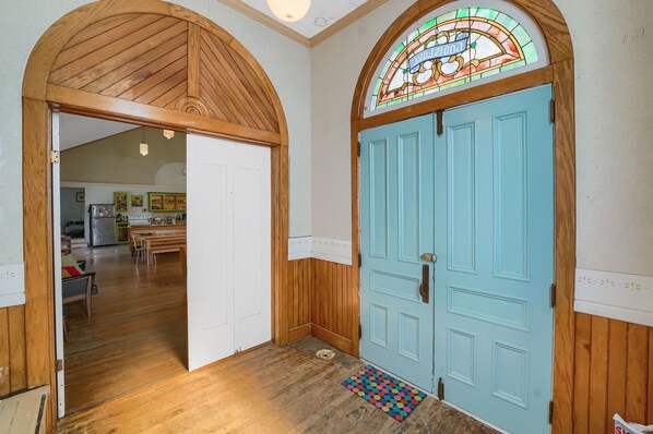 Interior - Unique Church House, Sleeps 8+, Games, Free Parking, 27min Penn State University (Spring Mills)